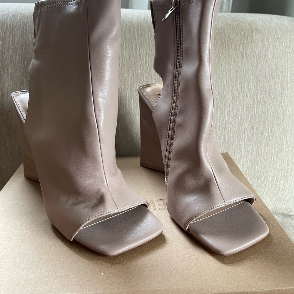 Steve Madden transfer bootie 9.5 color taupe